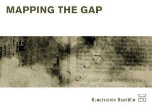 Postkarte 'Mapping The Gap', Abbildung: „Häusersprengung in der Briesestraße“, Pressefoto 1967 (Museum Neukölln)