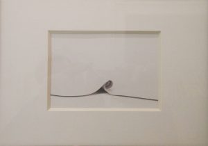 Silvia Marzall, “applied fold A#1-Stills #1″, 2017, Inkjet-Print, (I/IX E.A.), 10 × 15 cm (Rahmen schwarz + Passepartout: 18 × 24 cm) // Foto: Kunstv. Neuk. e.V.