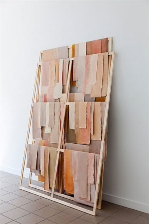 Barbara Müller, skinn, 2017, div. Stoffe, Dispersion, Keilrahmen, 175 x 260 x 50 cm (Tiefe variabel), Foto: Oliver Möst