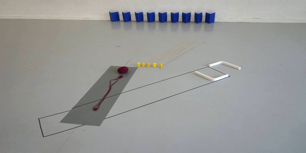 Elma Riza, Compose and Re-compose, Instantaneous Installation, 2017, Objekt Komposition aus 5 Holzstäben, 5 Holzblöcken, 1 Rolle Klebeband, 9 Papierblättern, 1 Knäuel Wolle, 2 Holzwinkeln, Foto: Elma Riza