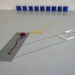 Elma Riza, Compose and Re-compose, Instantaneous Installation, 2017, Objekt Komposition aus 5 Holzstäben, 5 Holzblöcken, 1 Rolle Klebeband, 9 Papierblättern, 1 Knäuel Wolle, 2 Holzwinkeln, Foto: Elma Riza