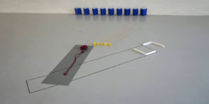 Elma Riza, Compose and Re-compose, Instantaneous Installation, 2017, Objekt Komposition aus 5 Holzstäben, 5 Holzblöcken, 1 Rolle Klebeband, 9 Papierblättern, 1 Knäuel Wolle, 2 Holzwinkeln, Foto: Elma Riza