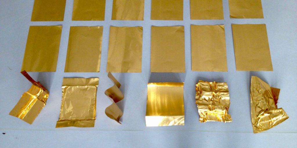 Elma Riza, Golden Fragments, Ortspezifische Installation mit 30 Blätter Gold und Aluminium, 2017, Foto: Elma Riza