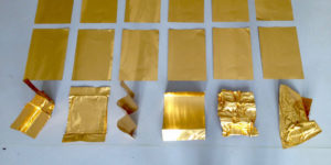 Elma Riza, Golden Fragments, Ortspezifische Installation mit 30 Blätter Gold und Aluminium, 2017, Foto: Elma Riza