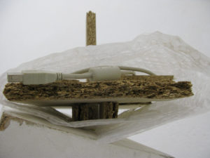 Miet Pondrian: Wasserschaden? von Kartenrecht im Kunstverein Neukölln 2017, Foto: Louis-Max. Gerhardt