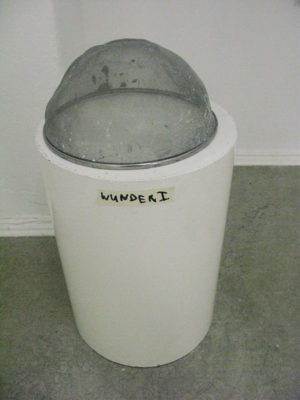 Miet Pondrian: Wasserschaden? von Kartenrecht im Kunstverein Neukölln 2017, Foto: Louis-Max. Gerhardt