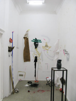 Stadium 1 zur Eröffnung von Überraschung #2: Pizza? Reis? Suppe? Trinität. Elisa Ewert, Martina Janssen, Ismail Karayakupoglu, Barbara Müller und Elma Riza im Kunstverein Neukölln 2017, Foto: Antje Gerhardt