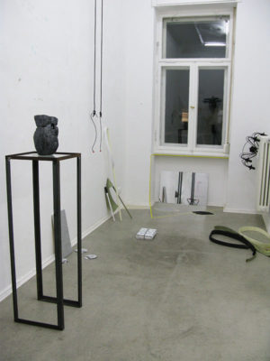 Stadium 1 zur Eröffnung von Überraschung #2: Pizza? Reis? Suppe? Trinität. Elisa Ewert, Martina Janssen, Ismail Karayakupoglu, Barbara Müller und Elma Riza im Kunstverein Neukölln 2017, Foto: Antje Gerhardt