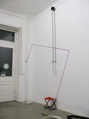 Stadium 1 zur Eröffnung von Überraschung #2: Pizza? Reis? Suppe? Trinität. Elisa Ewert, Martina Janssen, Ismail Karayakupoglu, Barbara Müller und Elma Riza im Kunstverein Neukölln 2017, Foto: Antje Gerhardt