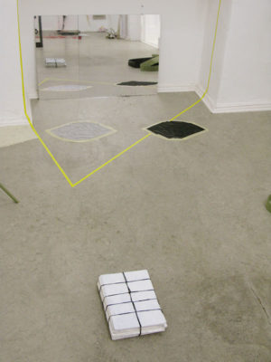 Stadium 1 zur Eröffnung von Überraschung #2: Pizza? Reis? Suppe? Trinität. Elisa Ewert, Martina Janssen, Ismail Karayakupoglu, Barbara Müller und Elma Riza im Kunstverein Neukölln 2017, Foto: Antje Gerhardt