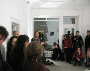 Eröffnung von Überraschung #2: Pizza? Reis? Suppe? Trinität. Elisa Ewert, Martina Janssen, Ismail Karayakupoglu, Barbara Müller und Elma Riza im Kunstverein Neukölln 2017, Foto: Antje Gerhardt