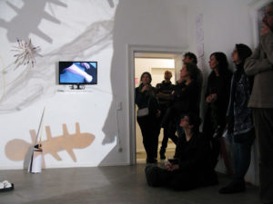 Eröffnung von Überraschung #2: Pizza? Reis? Suppe? Trinität. Elisa Ewert, Martina Janssen, Ismail Karayakupoglu, Barbara Müller und Elma Riza im Kunstverein Neukölln 2017, Foto: Antje Gerhardt