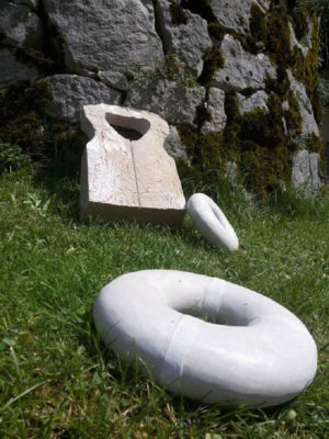 Ismail Karayakupoglu, O.T., 2016, Marmor, 2 x 1,3 x 0,6 m, Foto: Stavros Mavromichalis