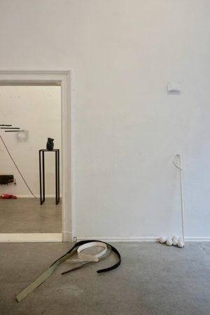 Stadium 2 nach Eröffnung von Überraschung #2: Pizza? Reis? Suppe? Trinität. Elisa Ewert, Martina Janssen, Ismail Karayakupoglu, Barbara Müller und Elma Riza im Kunstverein Neukölln 2017, Foto: Elma Riza