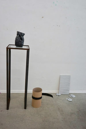 Stadium 2 nach Eröffnung von Überraschung #2: Pizza? Reis? Suppe? Trinität. Elisa Ewert, Martina Janssen, Ismail Karayakupoglu, Barbara Müller und Elma Riza im Kunstverein Neukölln 2017, Foto: Elma Riza