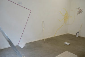 Stadium 2 nach Eröffnung von Überraschung #2: Pizza? Reis? Suppe? Trinität. Elisa Ewert, Martina Janssen, Ismail Karayakupoglu, Barbara Müller und Elma Riza im Kunstverein Neukölln 2017, Foto: Elma Riza