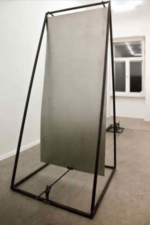 Sebastian Omatsch. "Donnerblech", 2017. kinetische Klangskulptur. 190 x 90 x 200 cm. Foto: René Moritz