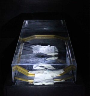 Barbara Duisberg, „Schneewittchen“, 2019, Installation, 170 cm x 70 cm x 50 cm, Foto: Barbara Duisberg