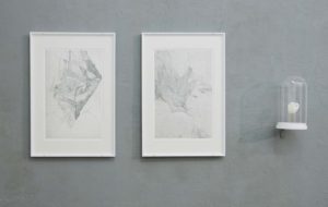 Aneh Ondare, Zärtliche Gleichgültigkeit (Notation des Entschlafens I+II), 2019, Radierung auf Zerkall, Aneh Ondare, Janusseelchen (Gemütsorgan #1.3), einfach gebranntes Porzellan, Foto: Aneh Ondare