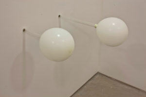 Carla Guagliardi, "Conversation (II) 1/6", 2012, 23 x 37 x 37 cm (size of the glass), glass, latex balloons, air and time, Foto: Thomas Florschuetz, Coutresy: Galerie m, Bochum