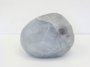 Sebastian Richter, "uatarone", 2018, formgeschmolzenes Glas/ Blei, je 20 x 35 x 30 cm, Foto: Sebastian Richter