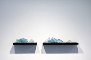 Lena von Goedeke, „On a molecular level we never touch“, 2019, Uranglas, Sand, Stahl, Lack, 7-teilig, ca. 120 x 20 x 15 cm, Foto: Lena von Goedeke, Coutresy: Galerie m, Bochum