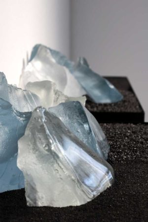 Lena von Goedeke, „On a molecular level we never touch“, 2019, Uranglas, Sand, Stahl, Lack, 7-teilig, ca. 120 x 20 x 15 cm, Foto: Lena von Goedeke, Coutresy: Galerie m, Bochum