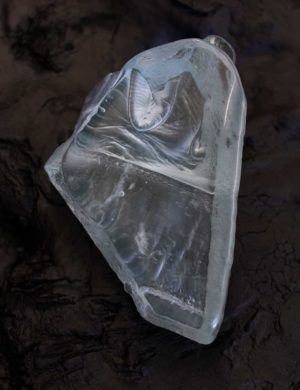Lena von Goedeke, „On a molecular level we never touch“, 2019, Uranglas, Sand, Stahl, Lack, 7-teilig, ca. 120 x 20 x 15 cm, Foto: Lena von Goedeke, Coutresy: Galerie m, Bochum
