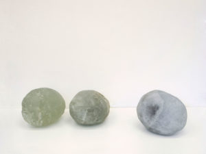 Sebastian Richter, "uatarone", 2018, formgeschmolzenes Glas/ Blei, je 20 x 35 x 30 cm, Foto: Sebastian Richter