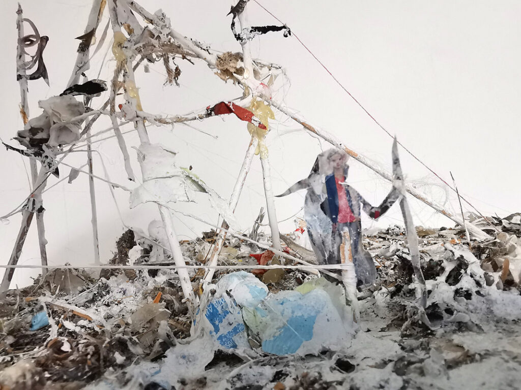 Nadja Schöllhammer, Arcadian Dust, 2023; Papier, Magazinfragmente, Cut-Outs, Staub, Acrylfarbe, Leim, Holz, Polystyrol; 28(H)x36 x29 cm