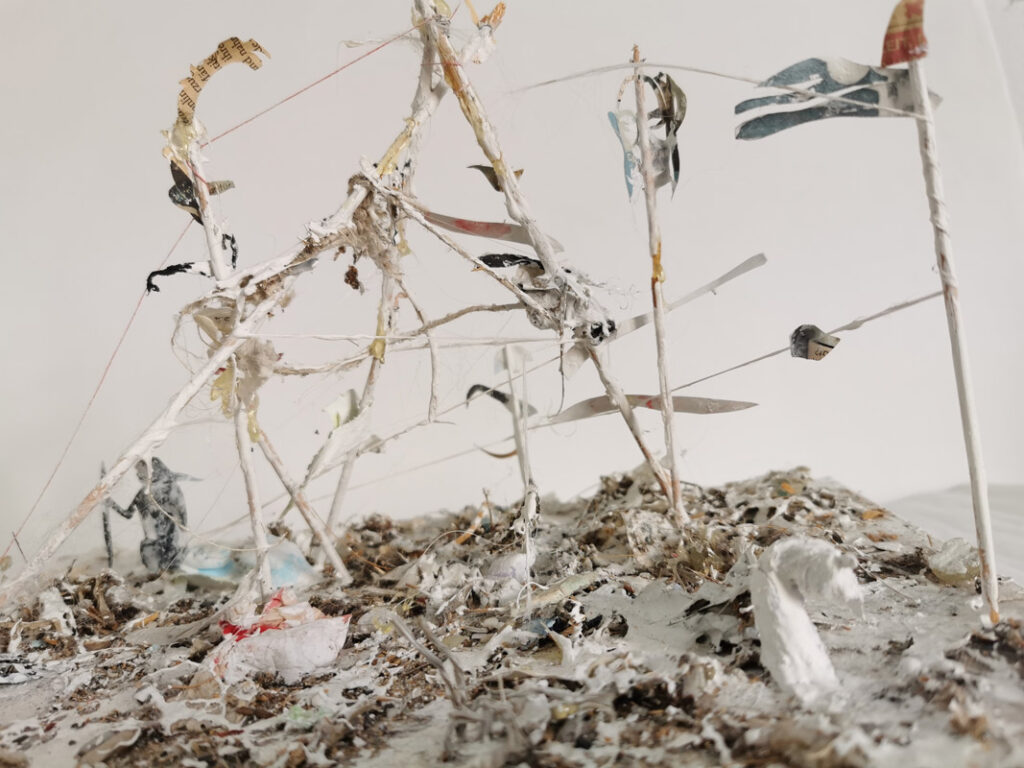 Nadja Schöllhammer, Arcadian Dust, 2023; Papier, Magazinfragmente, Cut-Outs, Staub, Acrylfarbe, Leim, Holz, Polystyrol; 28(H)x36 x29 cm